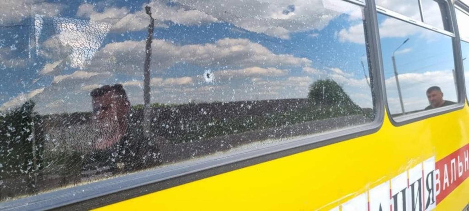 Росіяни знову обстріляли на Луганщині евакуаційний автобус - 24 Канал Росіяни знову обстріляли на Луганщині евакуаційний автобус - 24 Канал