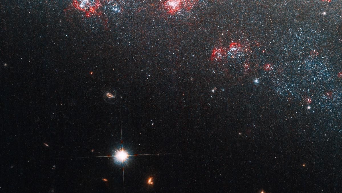 Телескоп "Хаббл" заглянул в таинственное "ушко иглы" карликовой спиральной галактики - Техно