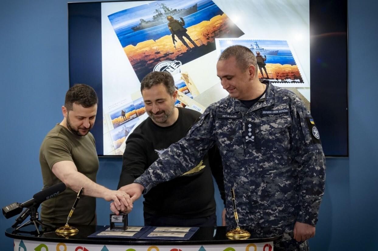 Зеленський погасив поштову марку з кораблем Зеленський погасив поштову марку з кораблем