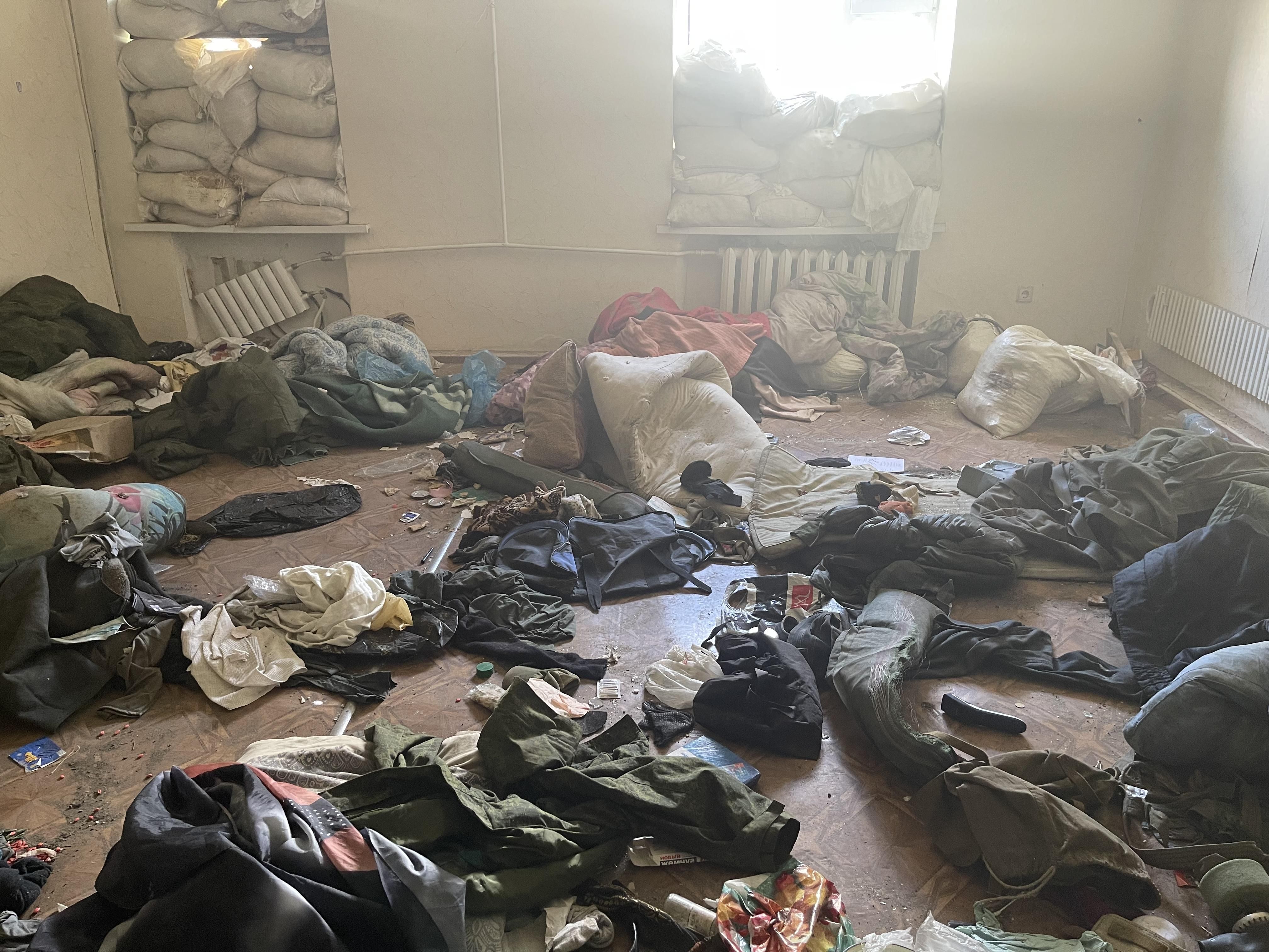Труси біля їжі, гармидер і бруд: як окупанти жили в Кутузівці – ексклюзивний фоторепортаж Труси біля їжі, гармидер і бруд: як окупанти жили в Кутузівці – ексклюзивний фоторепортаж
