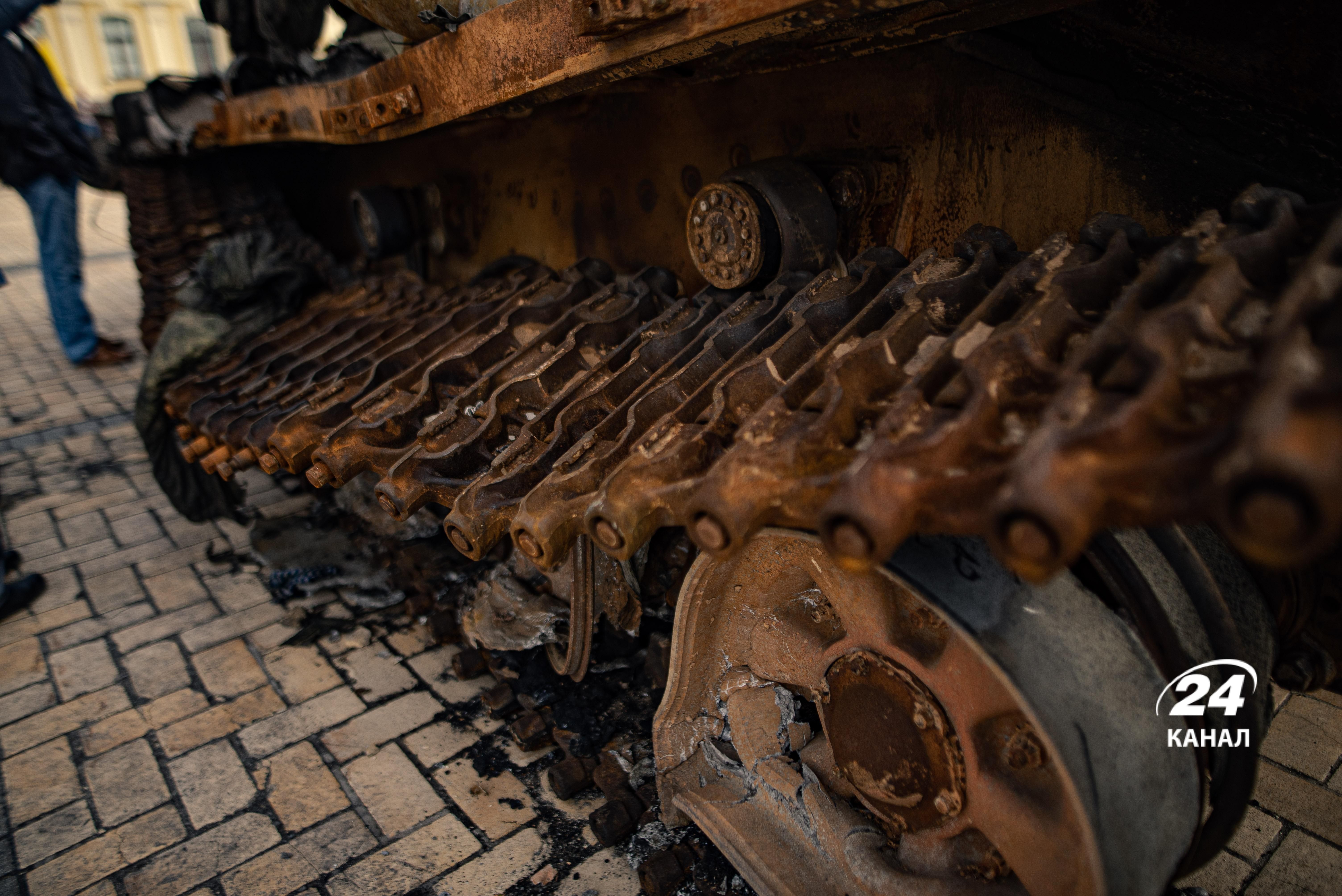 "Можна вічно дивитися на вогонь і розбиті російські танки": техніку окупантів виставили у Києві "Можна вічно дивитися на вогонь і розбиті російські танки": техніку окупантів виставили у Києві