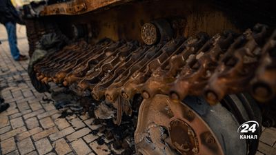 "Можно вечно смотреть на огонь и разбитые танки россиян": технику оккупантов выставили в Киеве