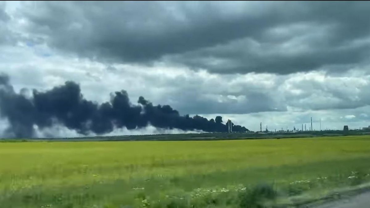 Окупанти влучили у нафтопереробний завод у Лисичанську: над ним – густий чорний дим