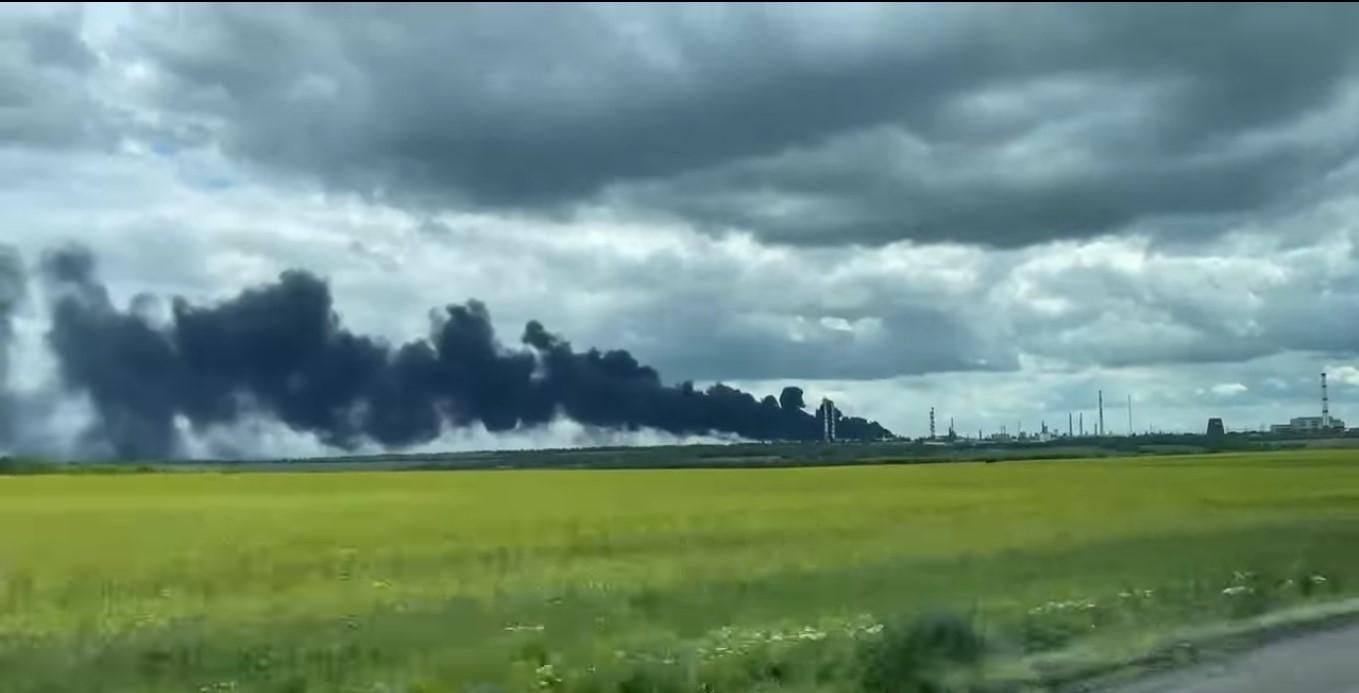 Окупанти влучили у нафтопереробний завод у Лисичанську: над ним – густий чорний дим