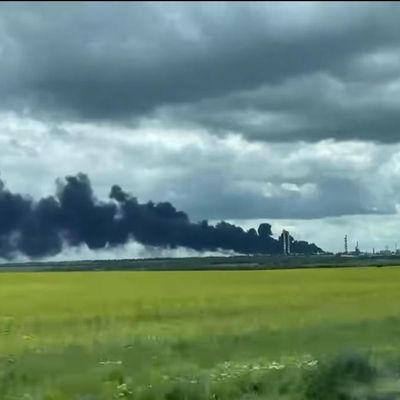 Оккупанты попали в нефтеперерабатывающий завод в Лисичанске: над ним – густой черный дым