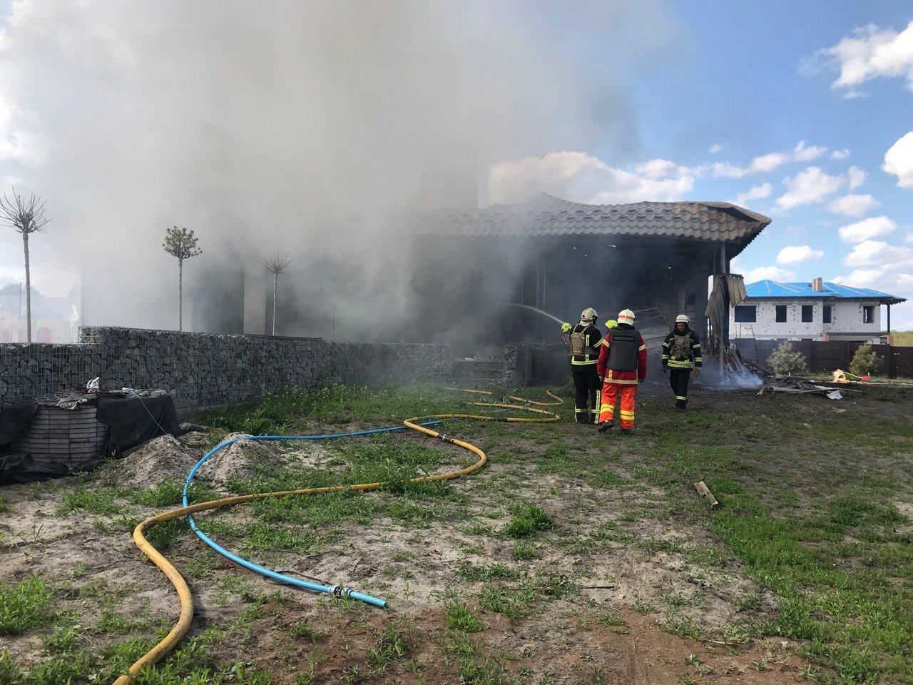 В Харьковской области под вражеский обстрел попал спасатель, который тушил пожар В Харьковской области под вражеский обстрел попал спасатель, который тушил пожар
