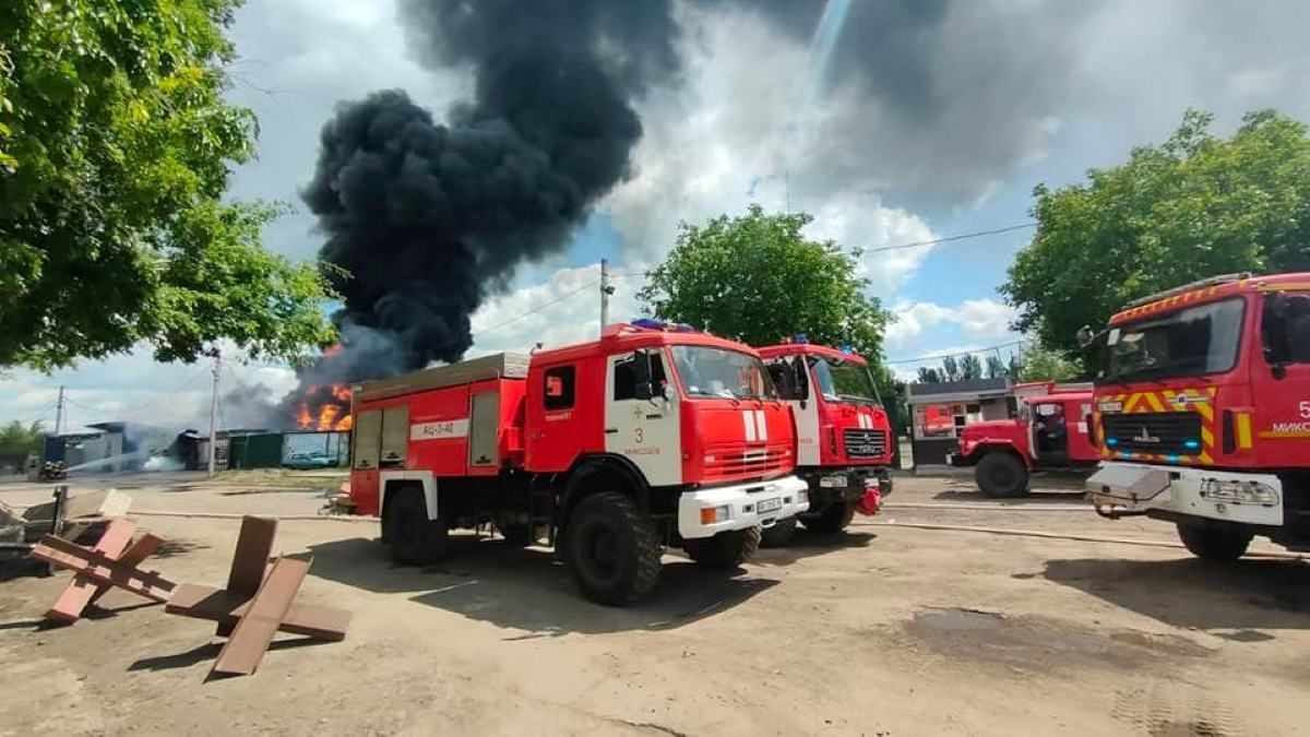 На АЗС у Миколаєві – масштабна пожежа: чорний дим видніється над містом