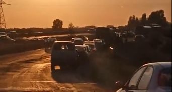 Чтобы не отправили на войну: в Донецке жены мобилизованных перекрыли дорогу колонне машин