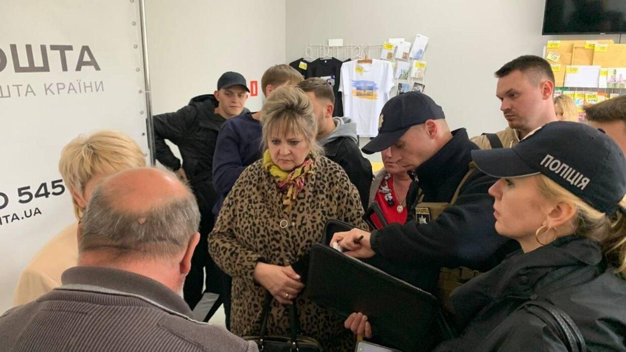 У Тернополі покупці викликали поліцію на поштове відділення, де скінчилися марки з кораблем У Тернополі покупці викликали поліцію на поштове відділення, де скінчилися марки з кораблем
