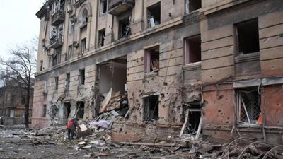 "Гуманітарки" більше не буде: росіяни у Маріуполі примушують українців до рабської праці за їжу