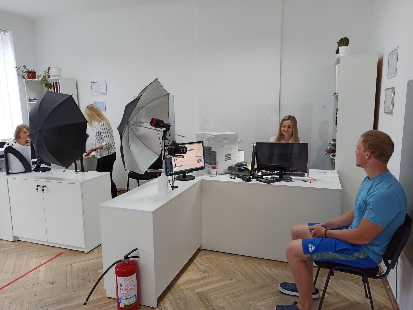 Закордонний паспорт та ID-картку тепер виготовляють одночасно: у Львові зробили перші замовлення Закордонний паспорт та ID-картку тепер виготовляють одночасно: у Львові зробили перші замовлення