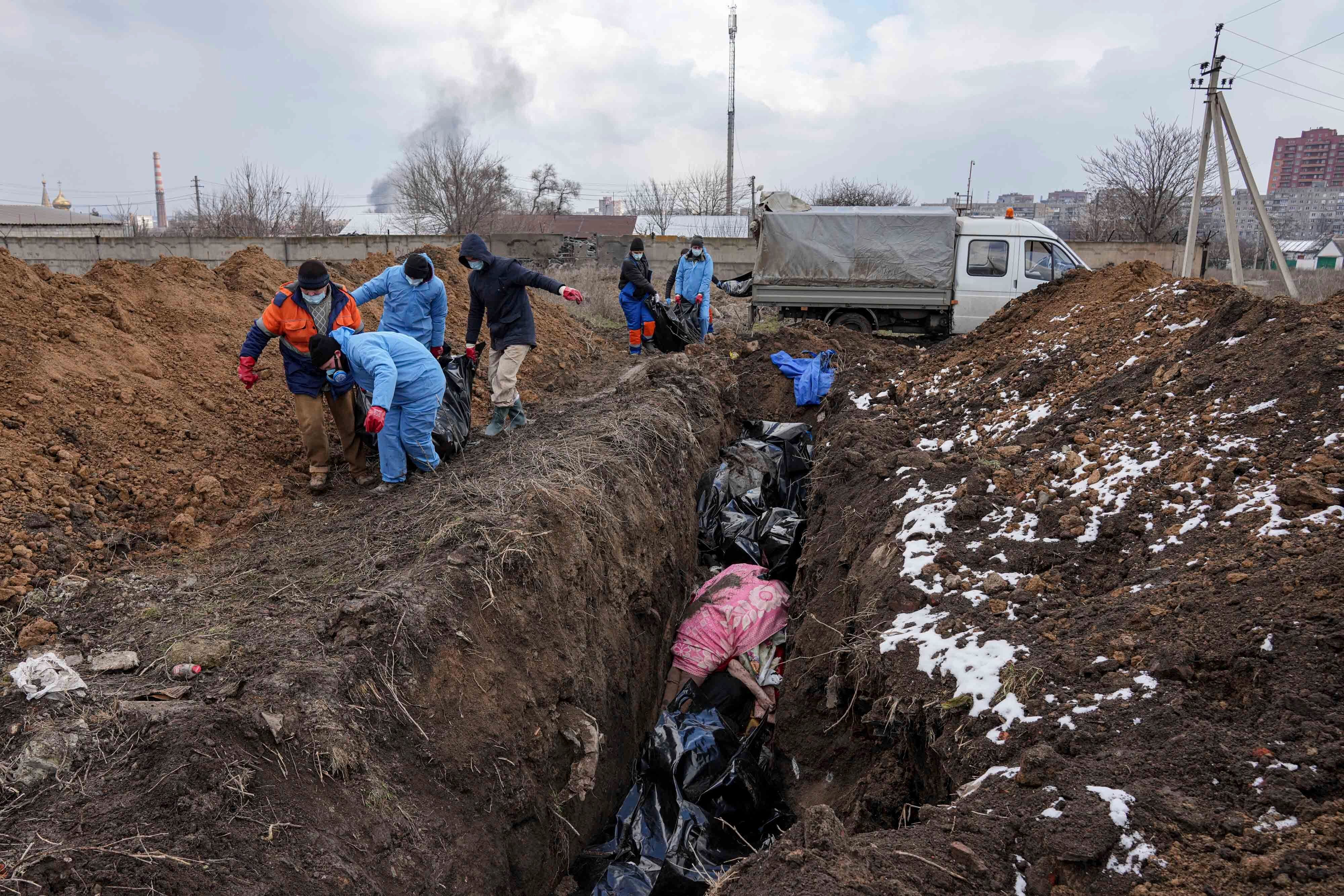 Оккупанты заставляют мариупольцев платить деньги за перезахоронение