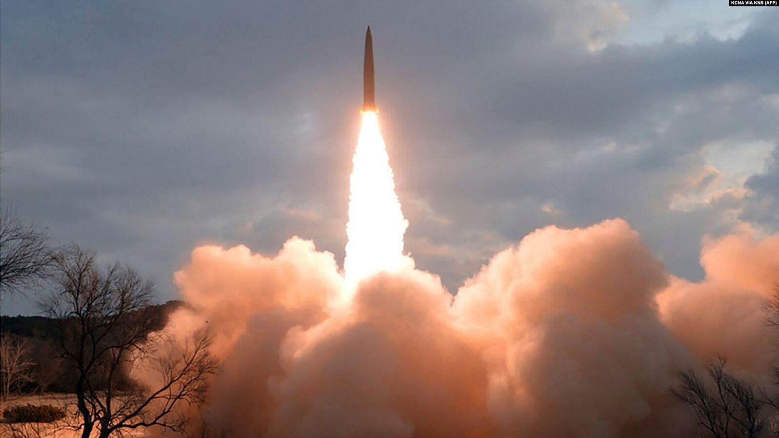 КНДР запустила 3 баллистические ракеты через несколько часов после отъезда Байдена из Азии