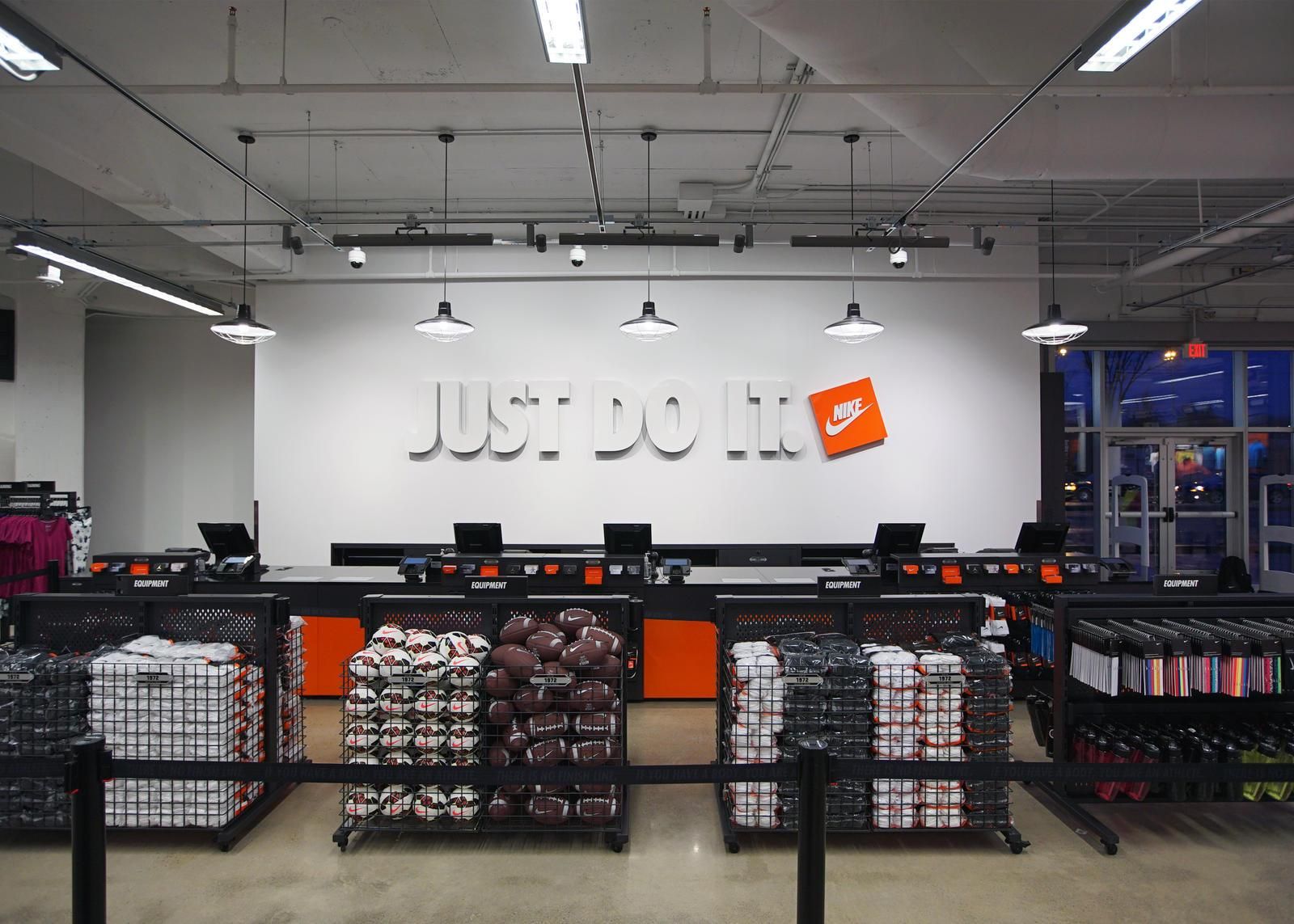 Nike та Marks & Spencer закривають свої магазини в Росії та повністю виходять з країни Nike та Marks & Spencer закривають свої магазини в Росії та повністю виходять з країни