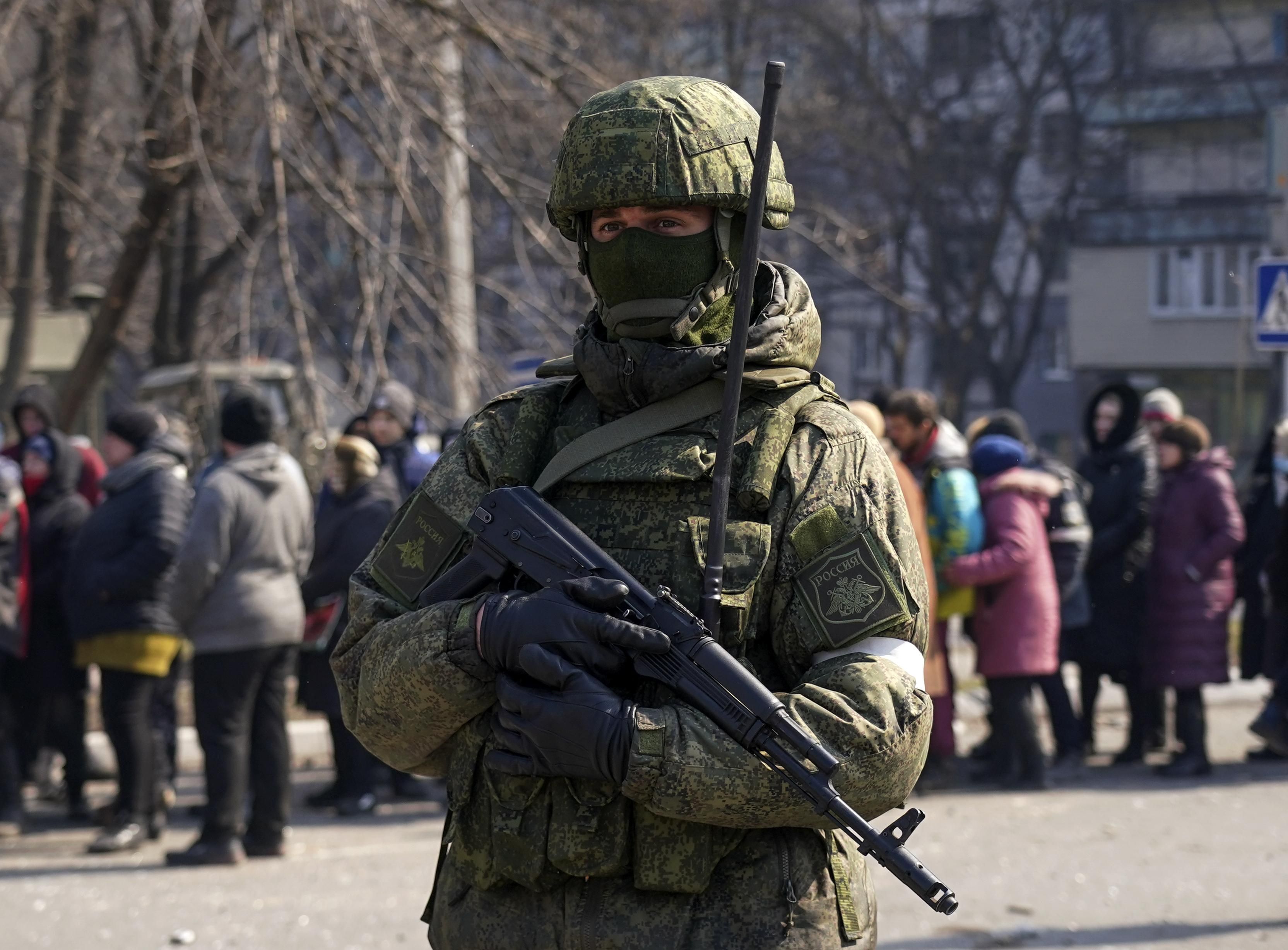 Бачили вперше: окупанти на Київщині крали електрочайники без підставок