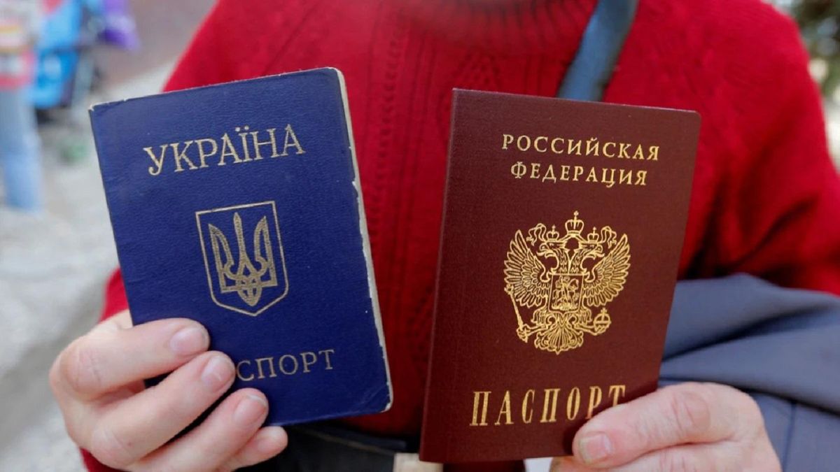 Фактическая аннексия началась: оккупанты в Мариуполе начали раздавать российские паспорта