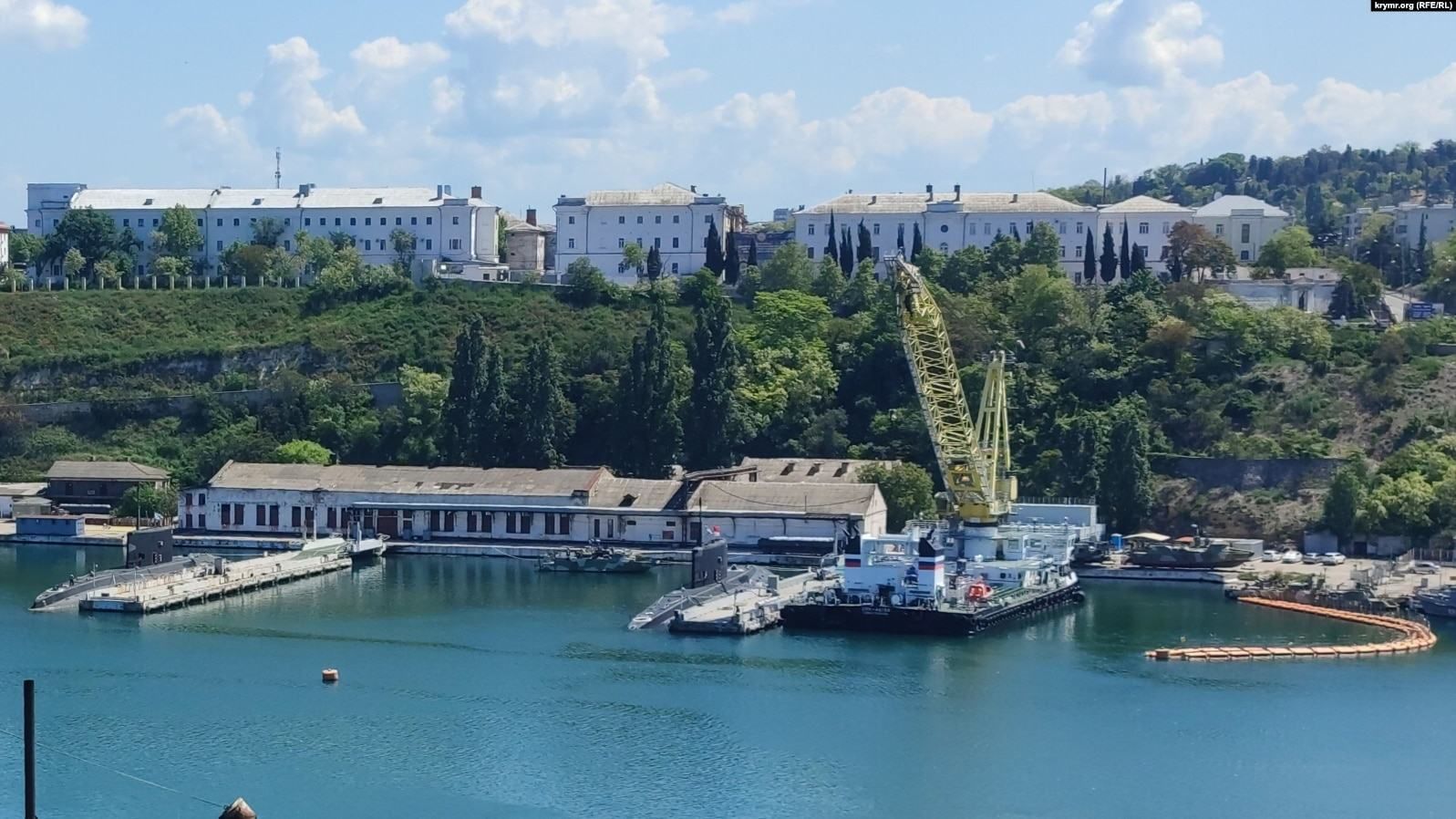 ЗМІ показали, як в окупованому Криму завантажують "Калібри" на російські підводні човни