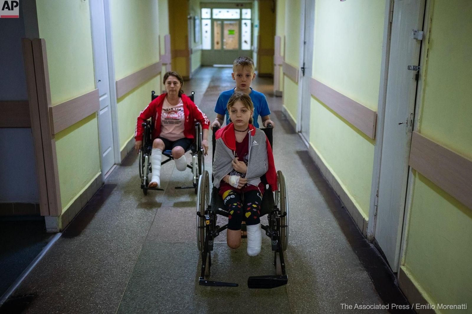 Чому Росія не в списку терористів, – Подоляк показав скалічену окупантами родину з Краматорська Чому Росія не в списку терористів, – Подоляк показав скалічену окупантами родину з Краматорська