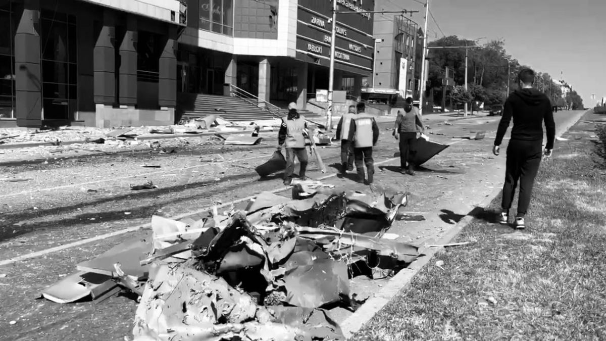 Окупанти вбили бабусю, яка йшла собі по справах: нові подробиці ракетного обстрілу Запоріжжя Окупанти вбили бабусю, яка йшла собі по справах: нові подробиці ракетного обстрілу Запоріжжя