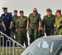 В России уволили двух командиров военных округов на фоне провалов в Украине, – СМИ