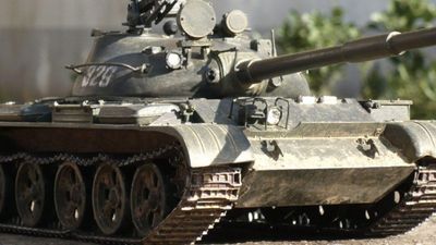 Оккупанты пригнали в Мелитополь расконсервированные советские танки Т-62