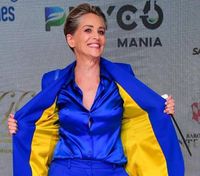 В сине-желтом костюме: Шэрон Стоун поддержала Украину на Каннском кинофестивале