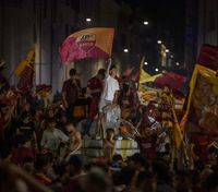 Рим у вогні: фанати Роми відсвяткували перемогу у Лізі конференцій – яскраве відео