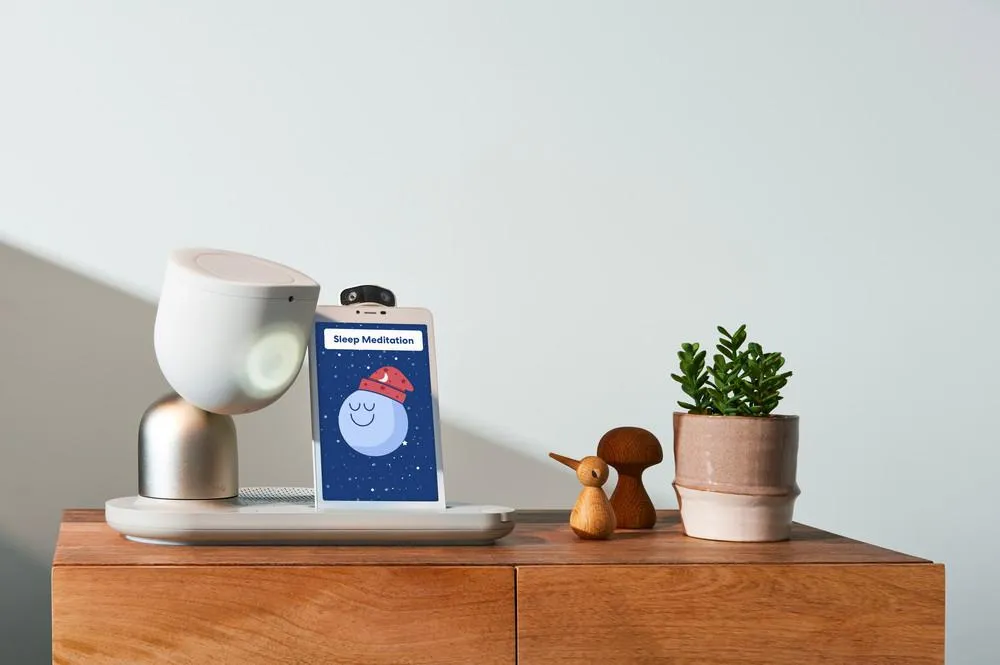 Робот ElliQ Робот ElliQ