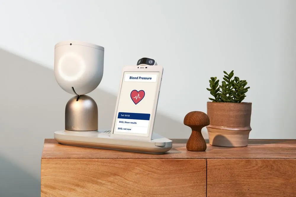 Робот ElliQ Робот ElliQ