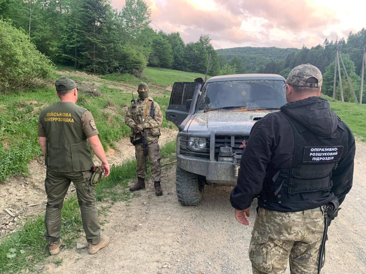 Прикордонники зі стріляниною зупиняли джип контрабандистів на Буковині: відео Прикордонники зі стріляниною зупиняли джип контрабандистів на Буковині: відео