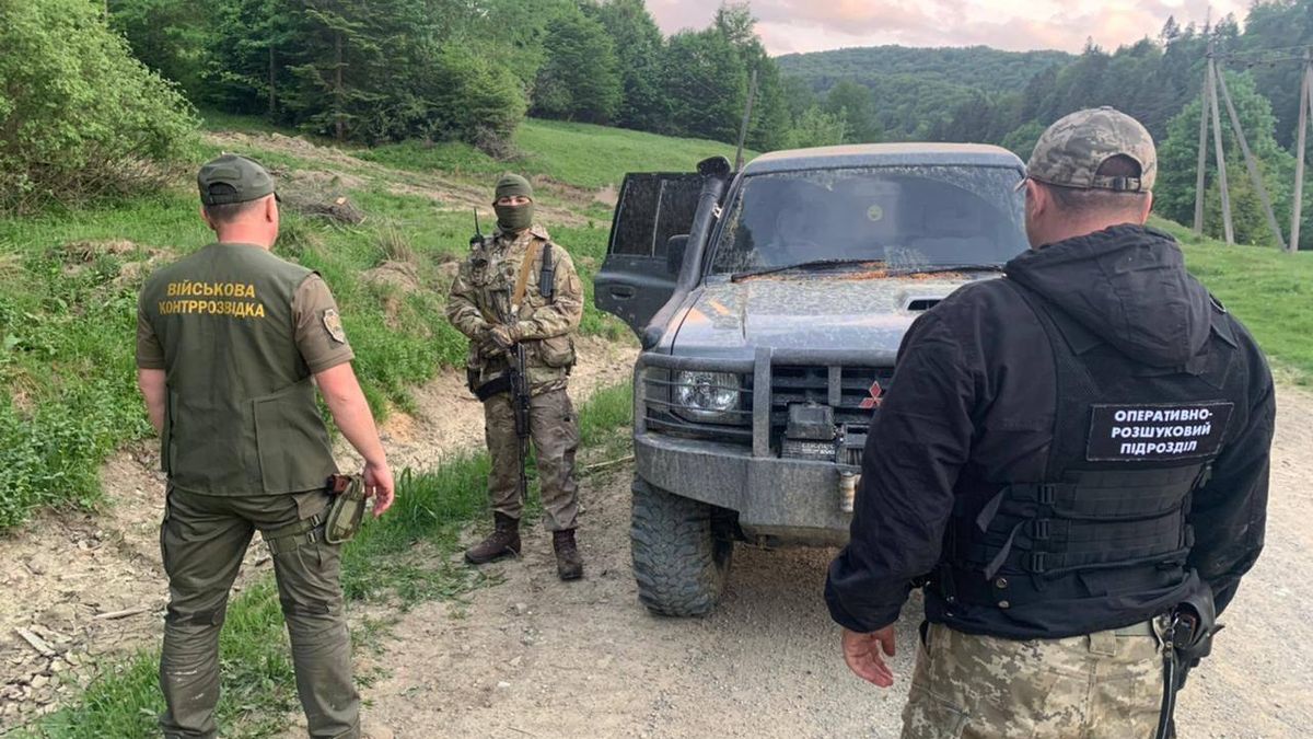 Пограничники со стрельбой останавливали джип контрабандистов на Буковине: видео