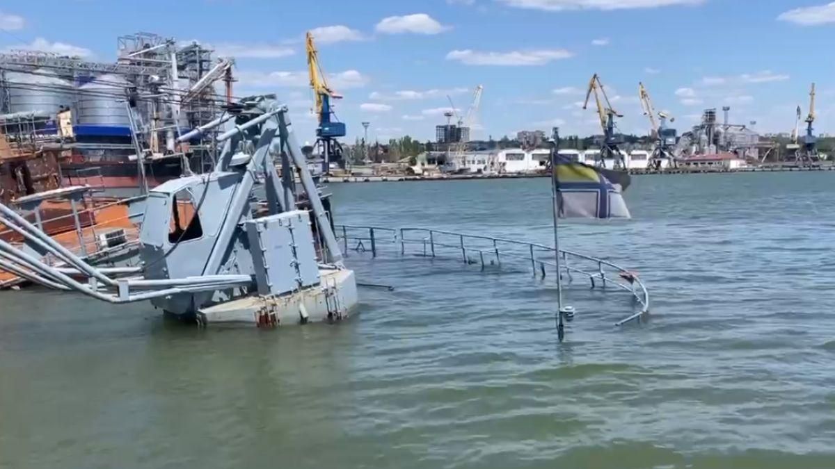 Над Азовским морем развевается последний военный флаг Украины в Мариуполе Над Азовским морем развевается последний военный флаг Украины в Мариуполе