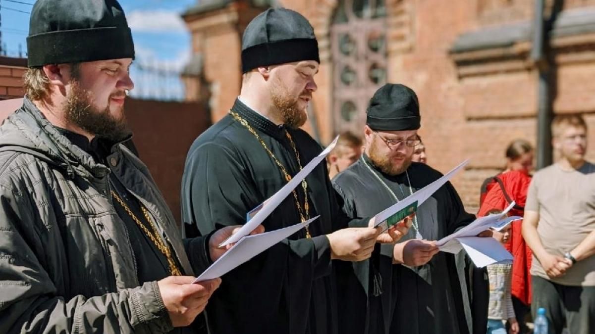 Російські священники організували змагання для молоді: метали гранати й розбирали автомати