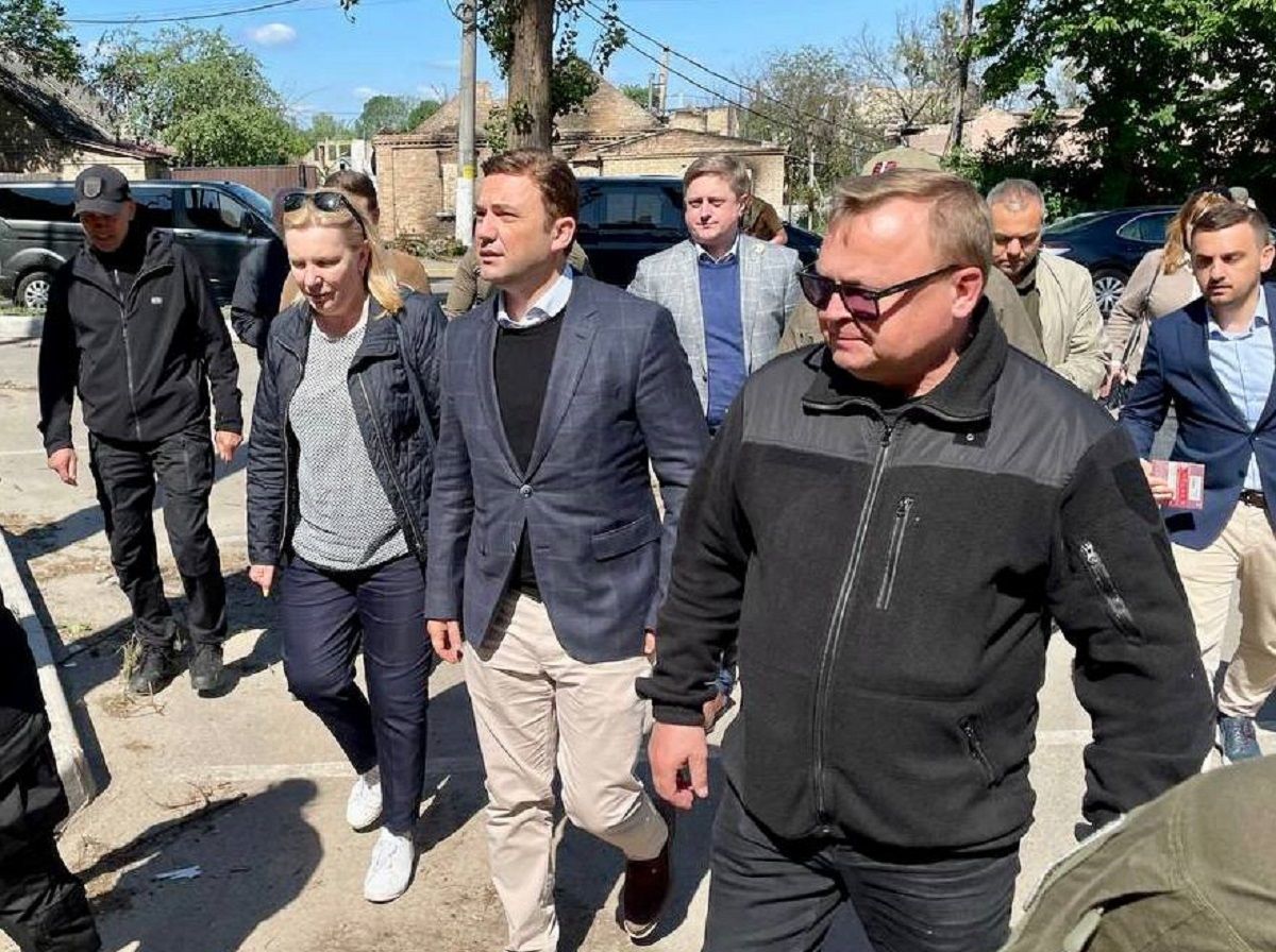 Глава МИД Северной Македонии приехал в Украину и посетил Ирпень