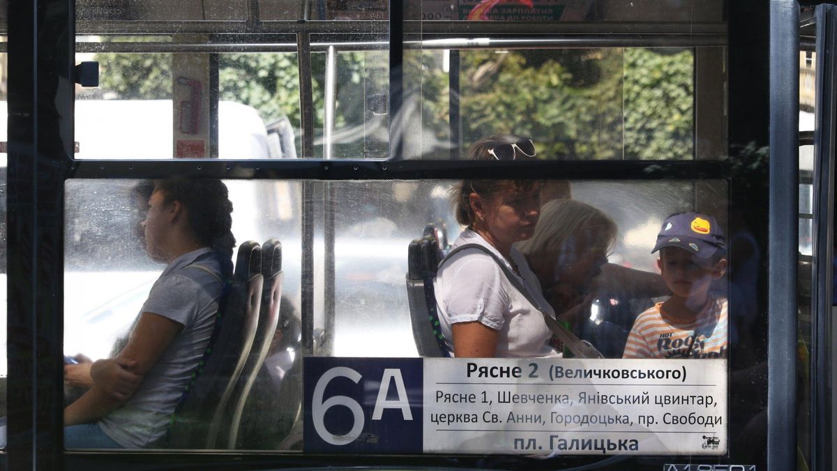 Вартість проїзду у львівських маршрутках підняли до 15 гривень