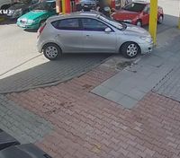 Горе-водій напідпитку влаштував епічну аварію на АЗС в Чехії: відео з камери спостереження