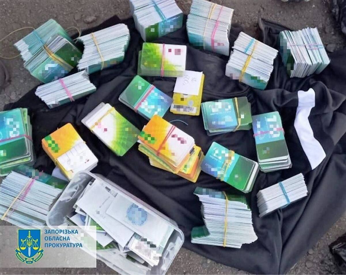 Оккупанты на Запорожье украли карточки на горючее и пытались на них заработать Оккупанты на Запорожье украли карточки на горючее и пытались на них заработать