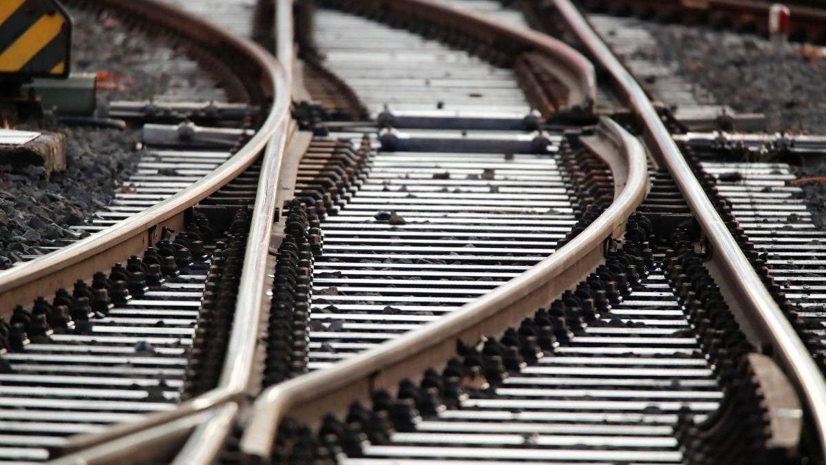 Окупанти намагаються відновити залізницю на Харківщині: залучили бригади зі Смоленська Окупанти намагаються відновити залізницю на Харківщині: залучили бригади зі Смоленська
