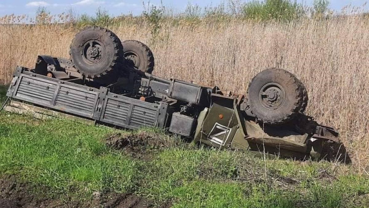 "Своїх бросаєм": командири окупантів забороняють евакуйовувати поранених, переживаючи за техніку