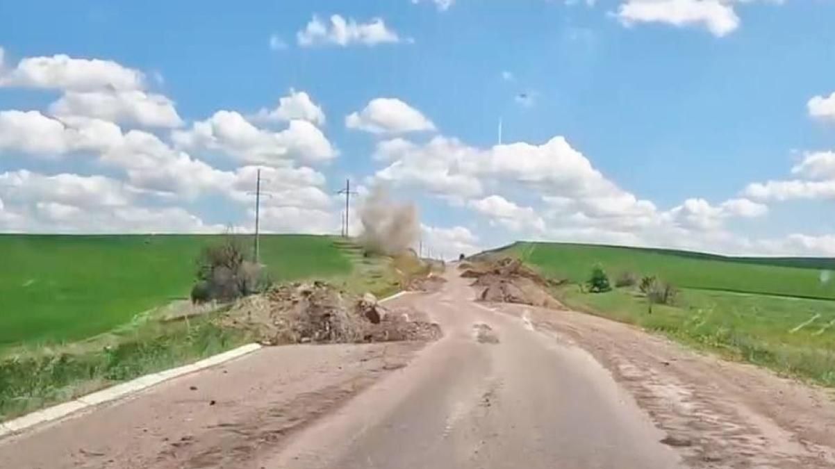 Трасса Лисичанск – Бахмут все время обстреливается, по ней ехать рискованно Трасса Лисичанск – Бахмут все время обстреливается, по ней ехать рискованно