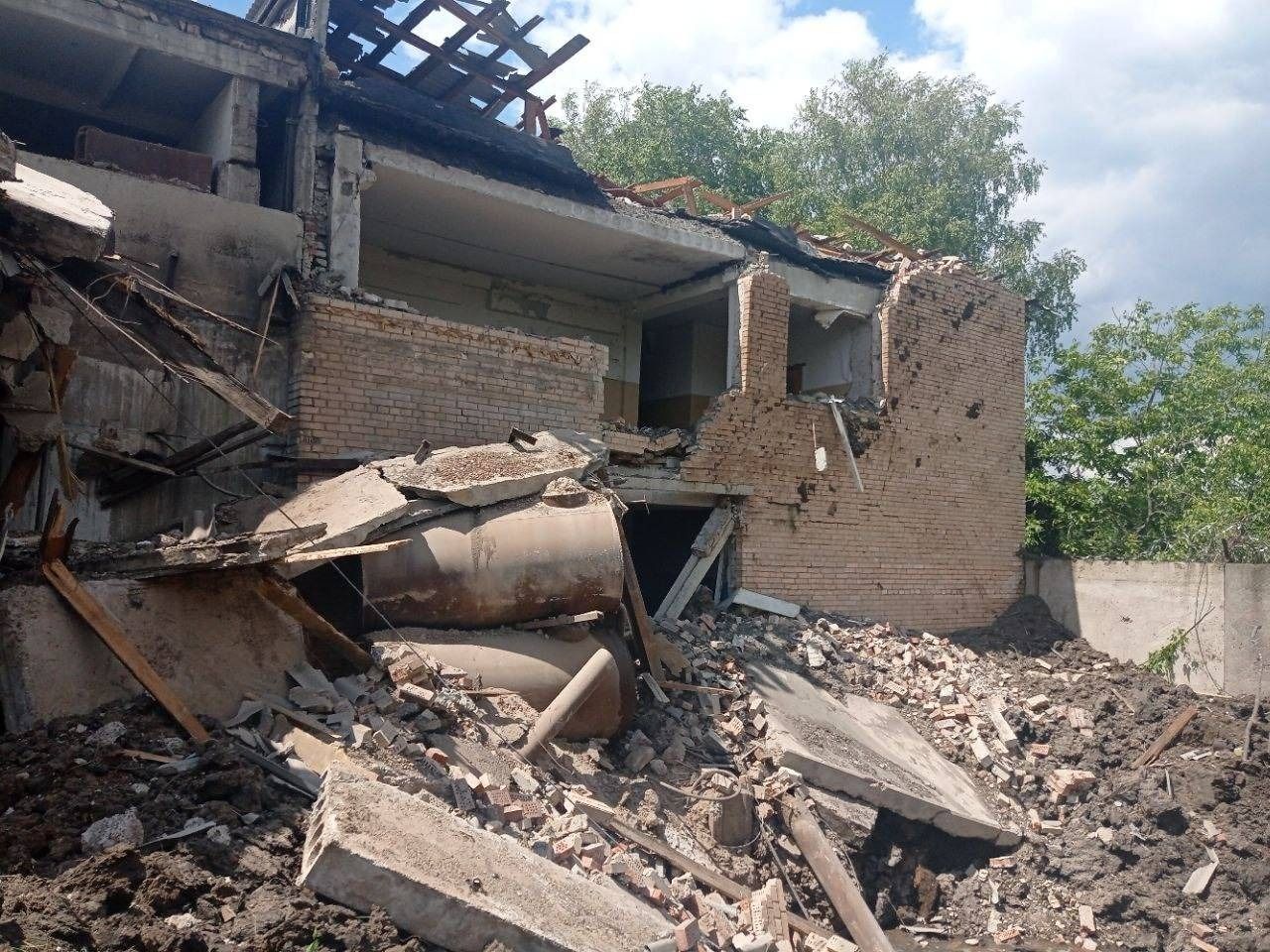 Росіяни обстріляли 49 населених пунктів на Донбасі: 4 загиблих, багато руйнувань