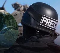 Журналісти потрапили під ворожий обстріл на Донбасі та дивом залишились живими
