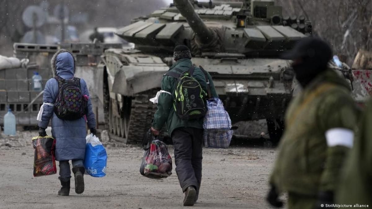 Утримуватимете 13 мільйонів переселенців, – Подоляк тим, хто пропонує Україні йти на поступки