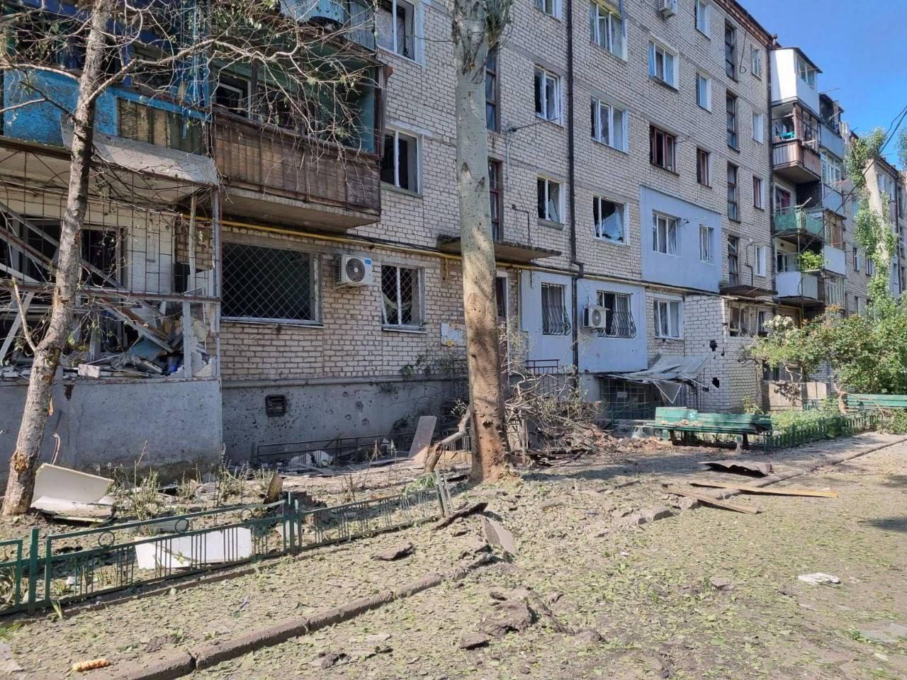 Росіяни зранку обстріляли житлові будинки у Миколаєві: є постраждалі