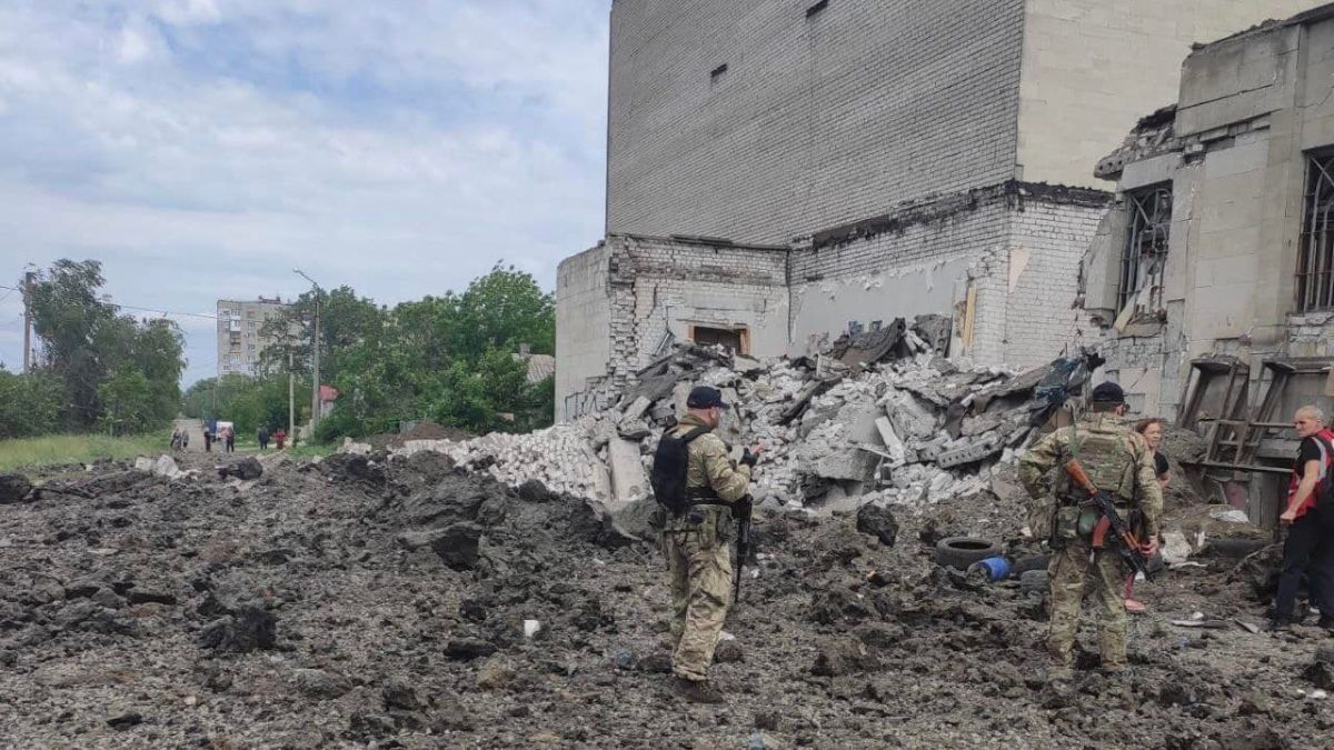 Росіяни авіаударом знищили будівлю кінотеатру в Лисичанську  раніше там ховалися люди - 24 Канал