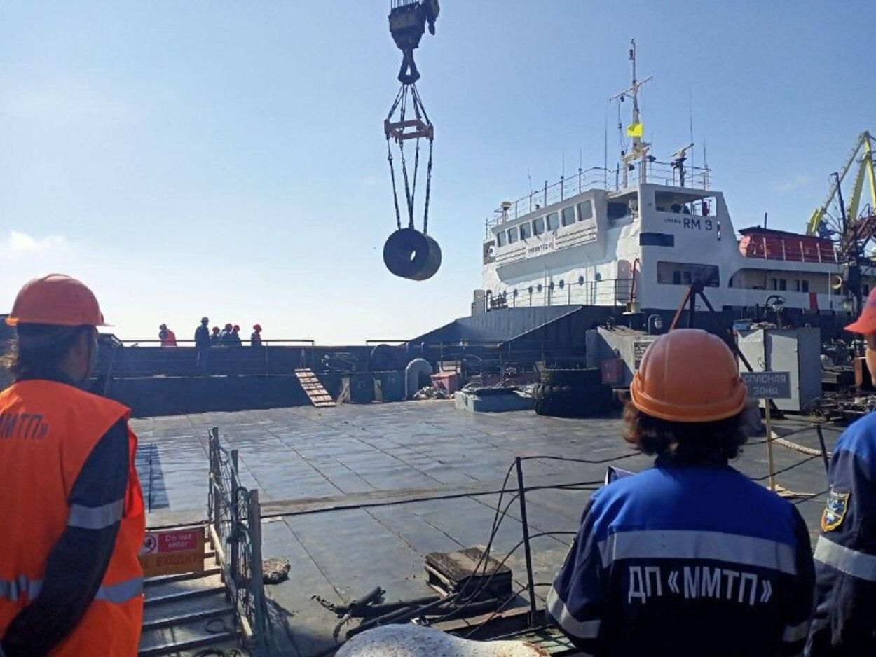 Окупанти розпочали перше навантаження металопрокату з Маріупольського порту