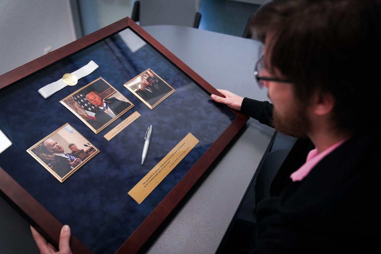 Іменну ручку Байдена продали на аукціоні за 600 тисяч гривень: на які батальйони вони підуть