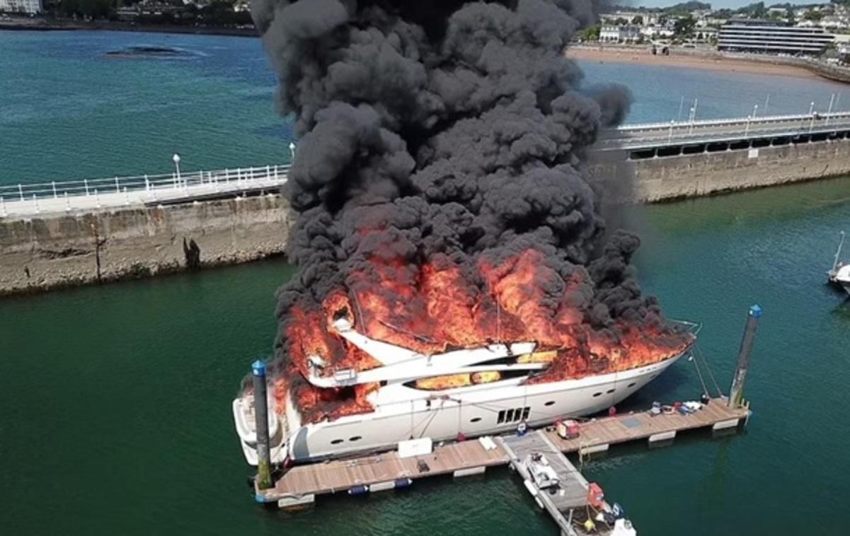 У британському порту після вибуху на борту затонула суперяхта за 6 мільйонів фунтів стерлінгів У британському порту після вибуху на борту затонула суперяхта за 6 мільйонів фунтів стерлінгів