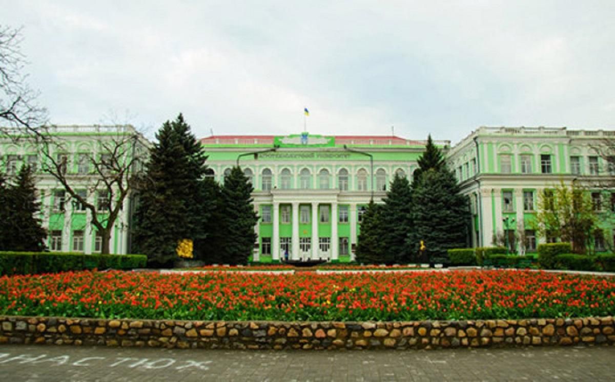 Окупанти зі зброєю увірвалися до 2 університетів на Запоріжжі та почали погрожувати викладачам Окупанти зі зброєю увірвалися до 2 університетів на Запоріжжі та почали погрожувати викладачам