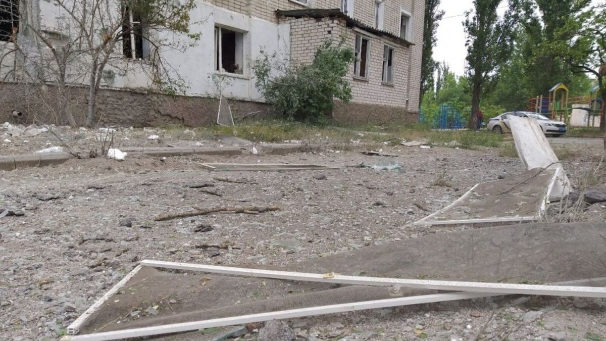 Окупанти знову обстріляли житлові квартали Миколаєва: є жертва та поранені